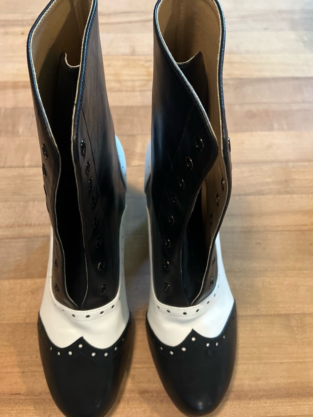 Unique Vintage Brand Black and White Womens Two-Tone Brogue wingtip boots